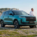 OMODA 4 llega a París con una cabina que quiere que hables con tu auto de otra manera