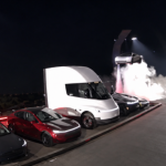 Tesla presenta el Roadster que parece sacado de una película: salta, gira en el aire y promete acelerar en menos de un segundo